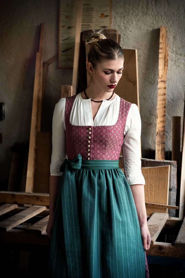 Dirndl 'Aying rot'