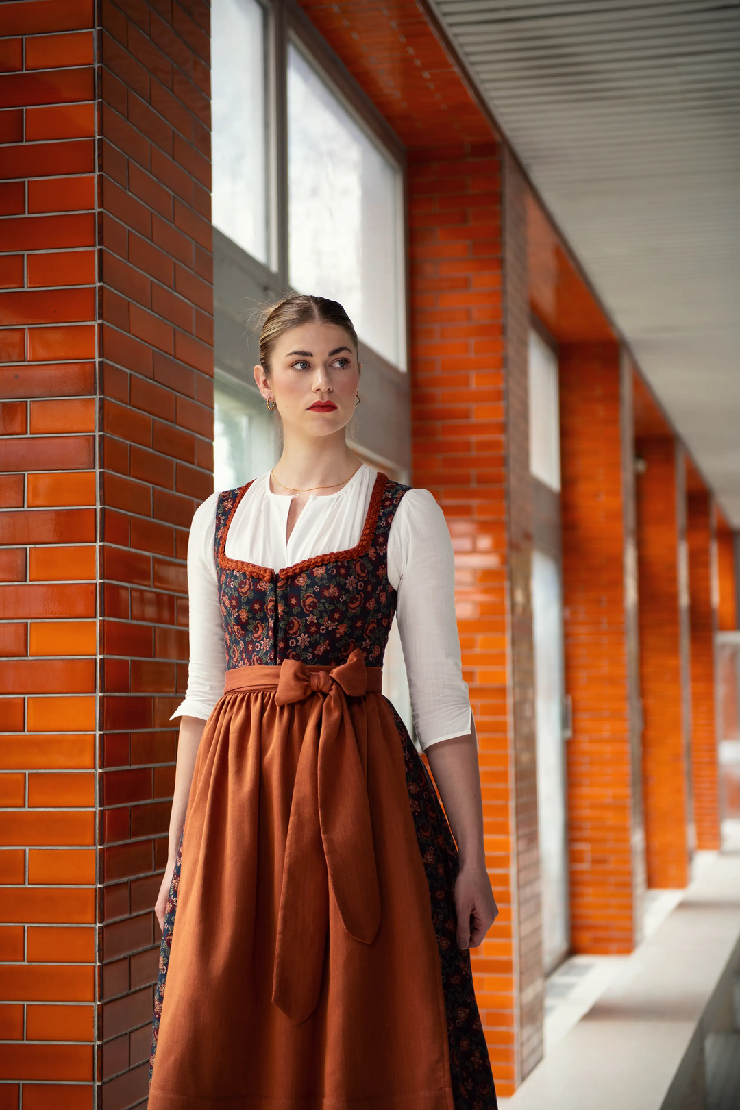  Dirndl München Trachten Tracht Fuchsdeifeswuid Bluse Schürze Mieder Rock traditionell hochwertig