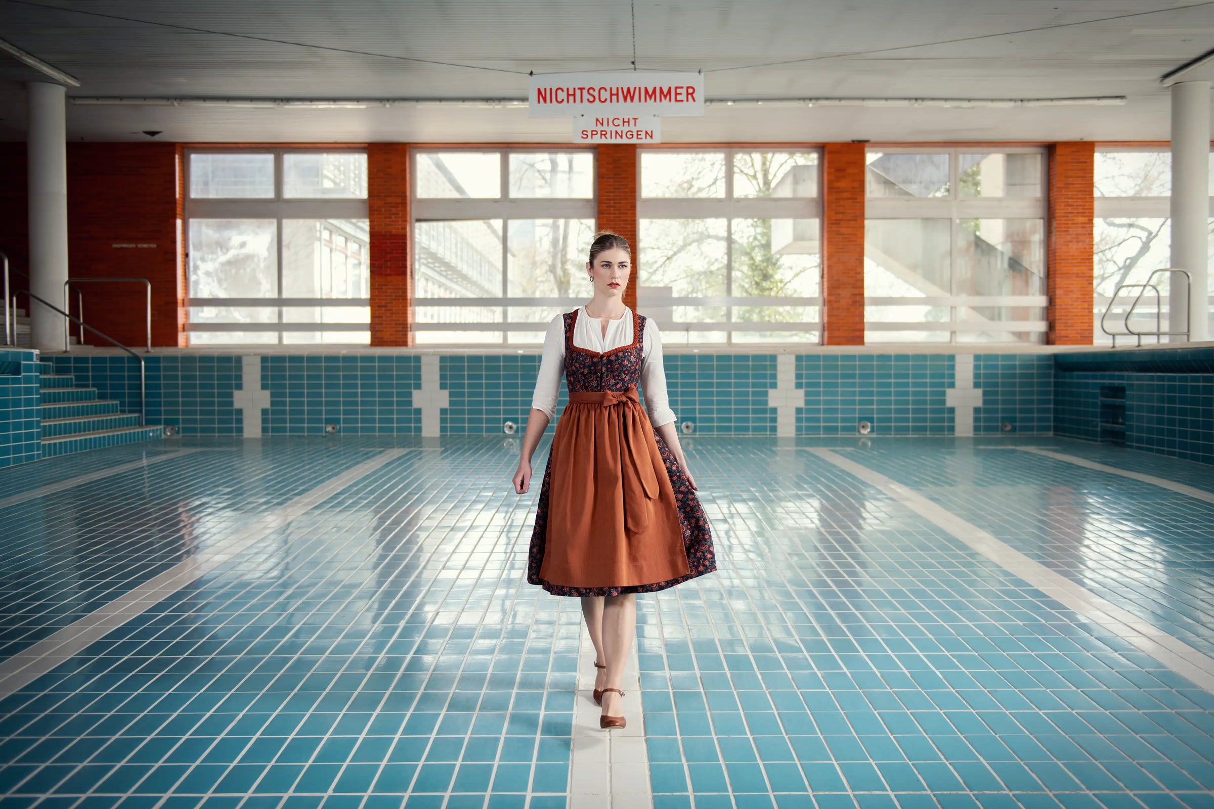 Dirndl München Tracht Kochelsee Tradition Mieder Rock Bluse Langarm